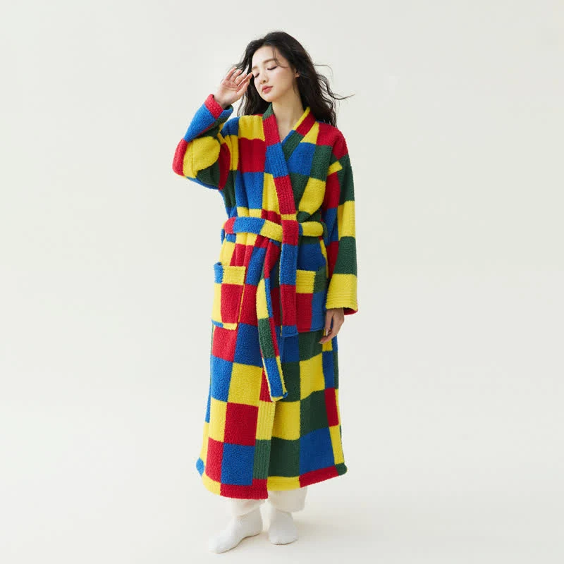 Bunt karierter, warmer, langer Plüschmantel