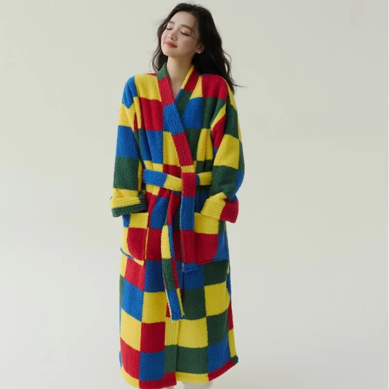 Bunt karierter, warmer, langer Plüschmantel