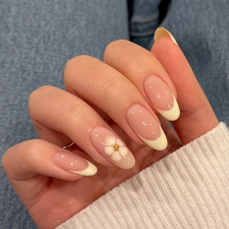 Elegant Floral Nail Art Press-On Nails Stornfield