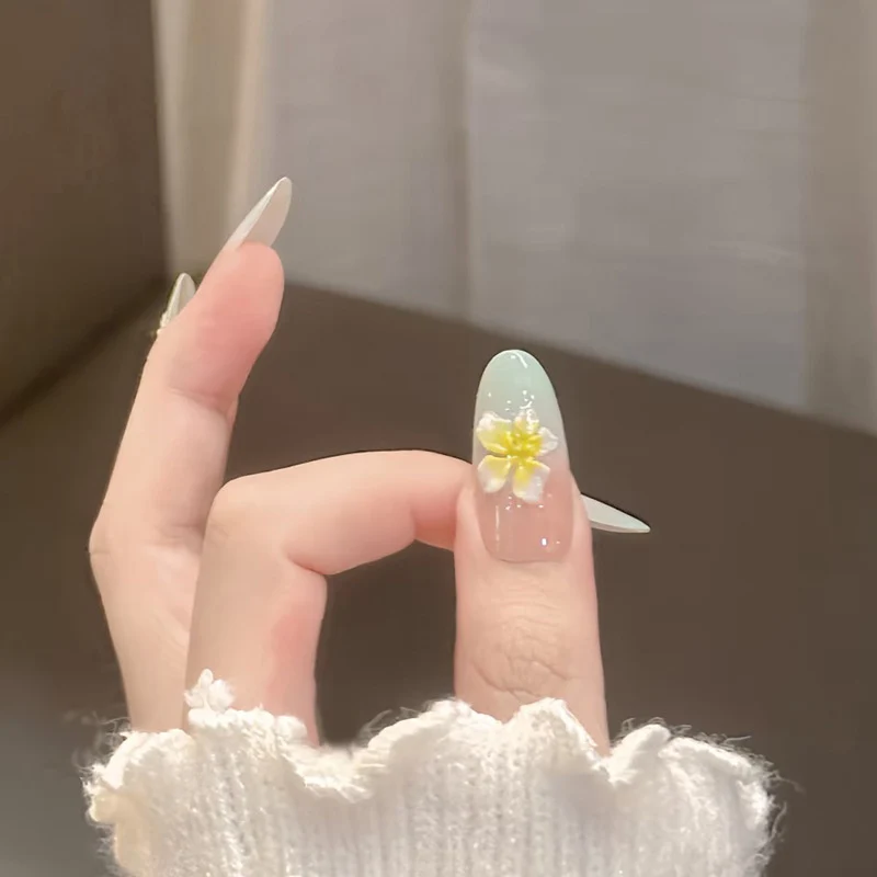 Elegant Floral-Design Press-On Nails Stornfield
