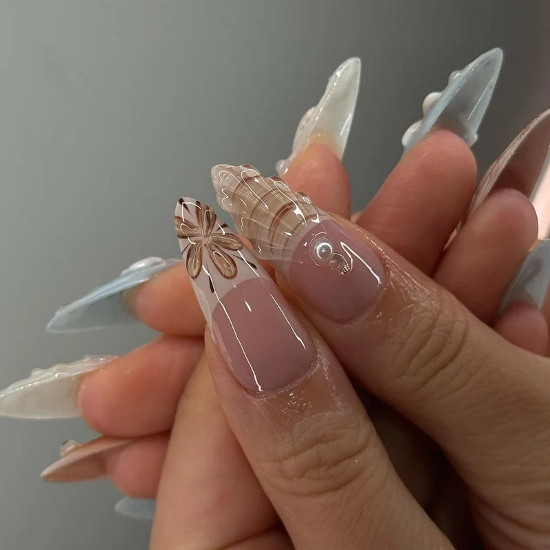 Artistic Press-On Nail Set with Shell and Floral Accents Stornfield