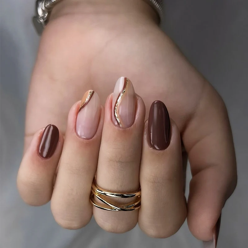 Artistic Press-On Nail Set with Elegant Gold Accent Stornfield