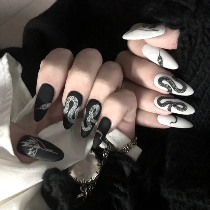 Creative nail art with snake design Stornfield