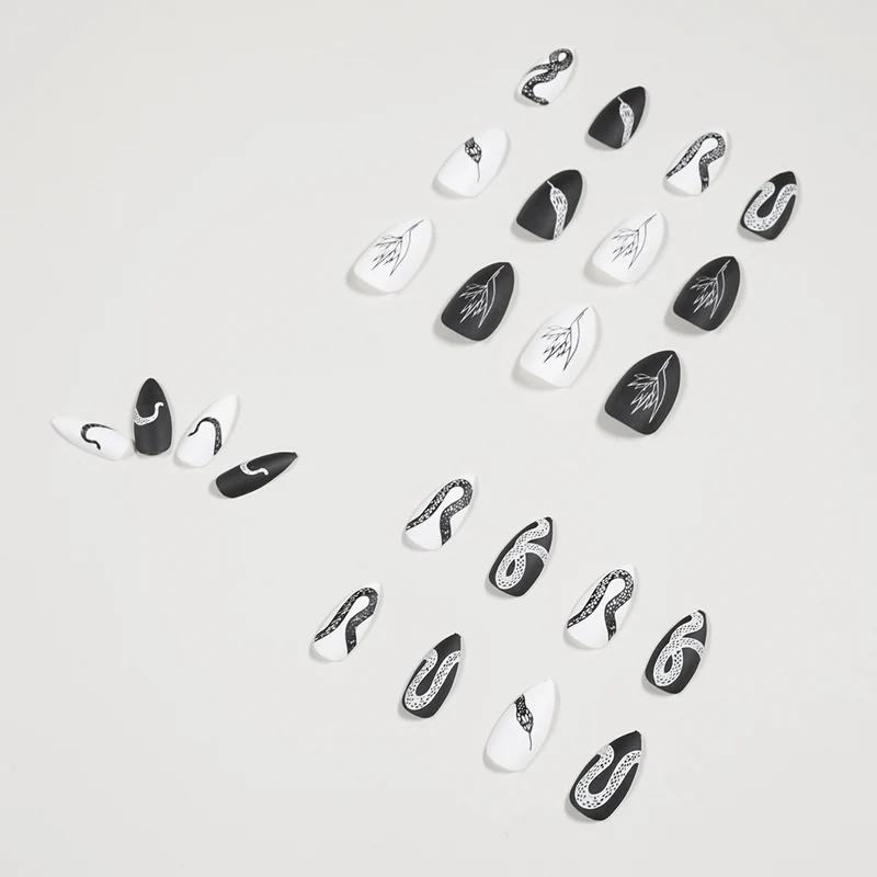 Creative nail art with snake design Stornfield