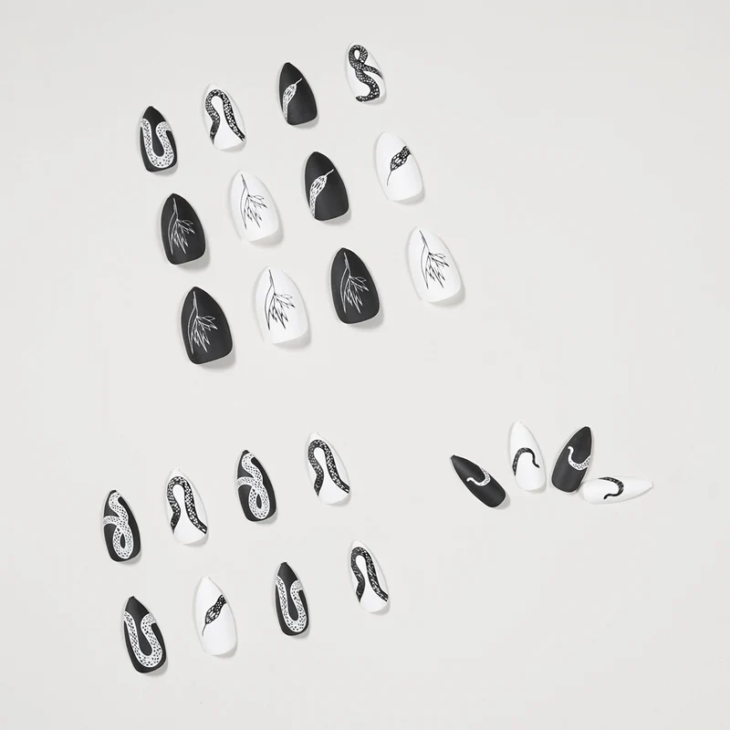 Creative nail art with snake design Stornfield