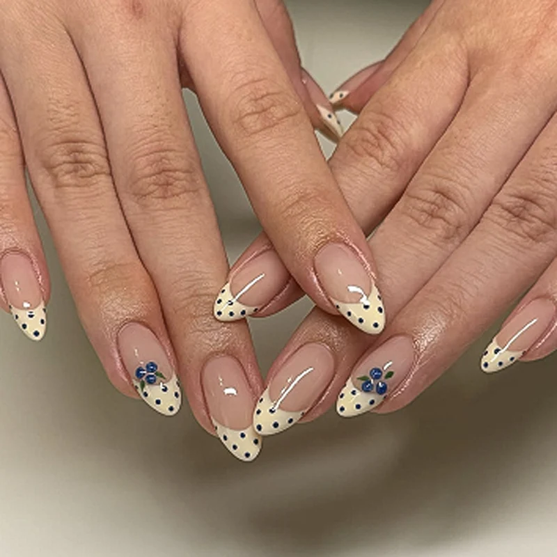 Glamorous stiletto nails with elegant star design Stornfield
