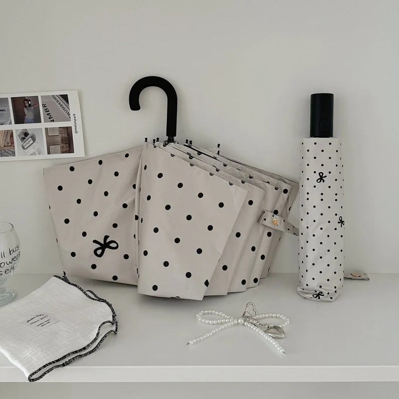 Dame kompakt paraply med stilfull prikkedesign Luvikno