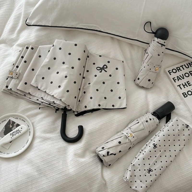 Dame kompakt paraply med stilfull prikkedesign Luvikno
