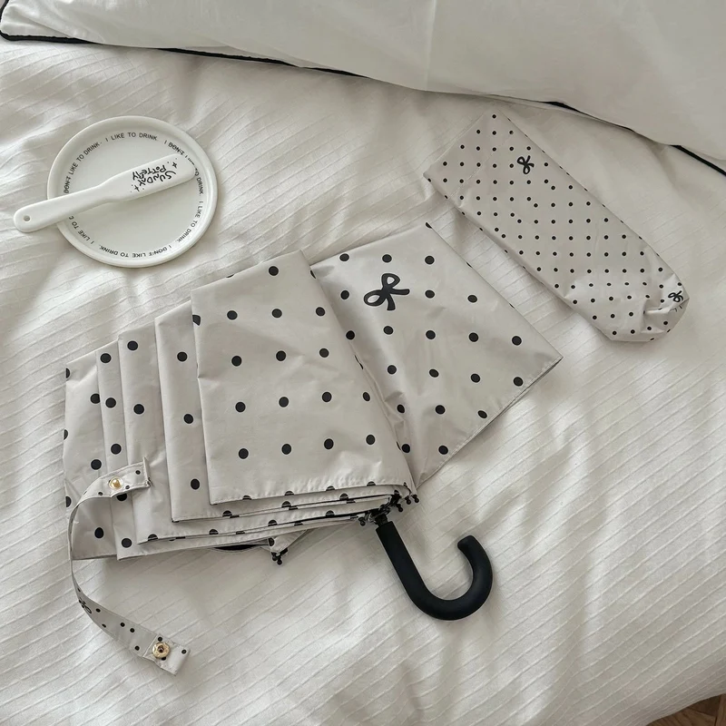 Dame kompakt paraply med stilfull prikkedesign Luvikno