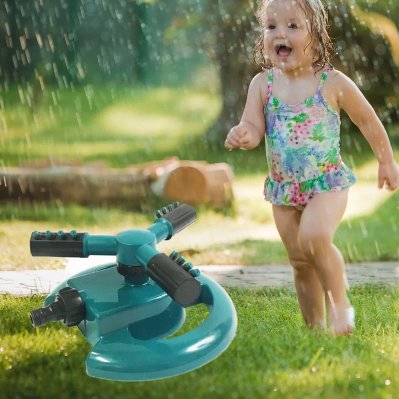 Tre-armet sprinkler på base | Luvikno