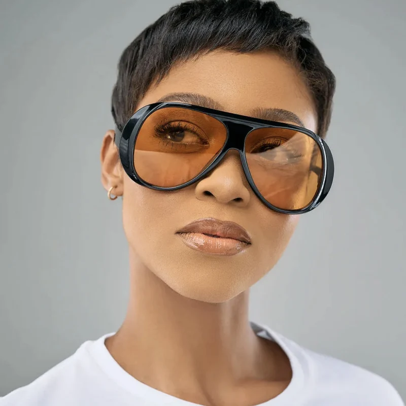 Dame sporty solbriller i futuristisk design Luvikno