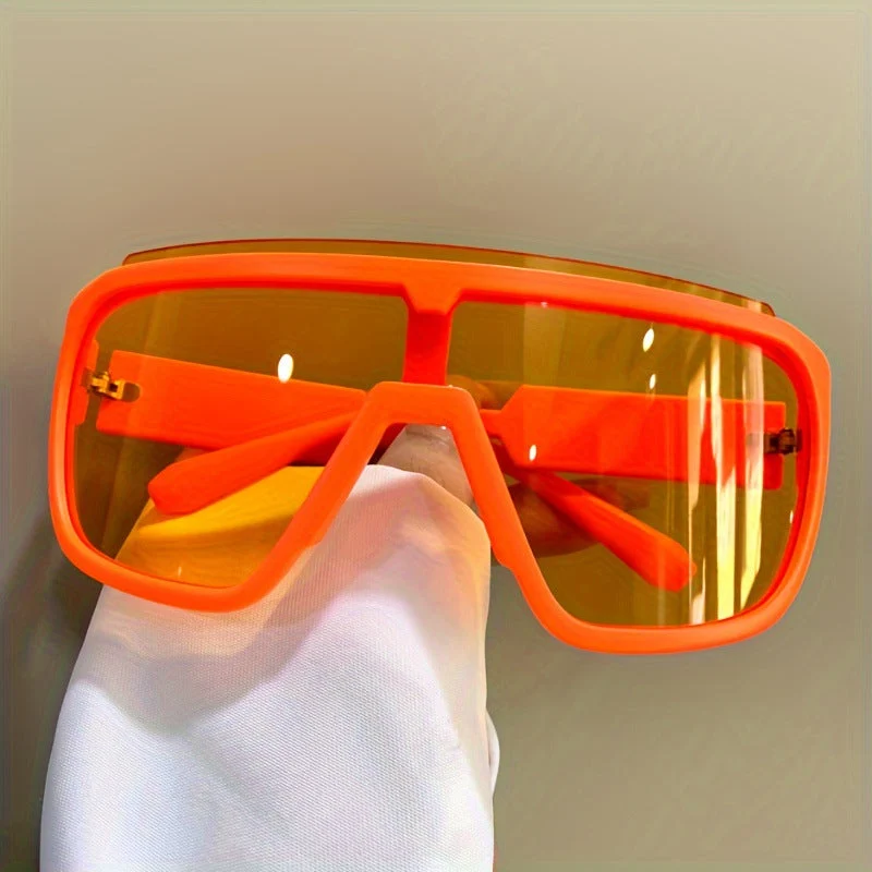 Dame sporty solbriller med futuristisk design og bred front Luvikno