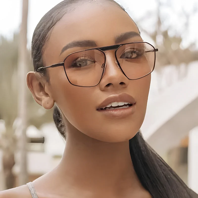 Dame solbrille i moderne, geometrisk design med robust metallramme Luvikno