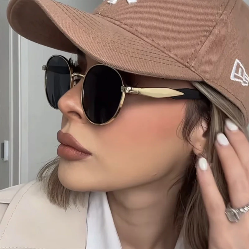 Dame rund solbrille med elegant, gyllen ramme og UV-beskyttelse Luvikno