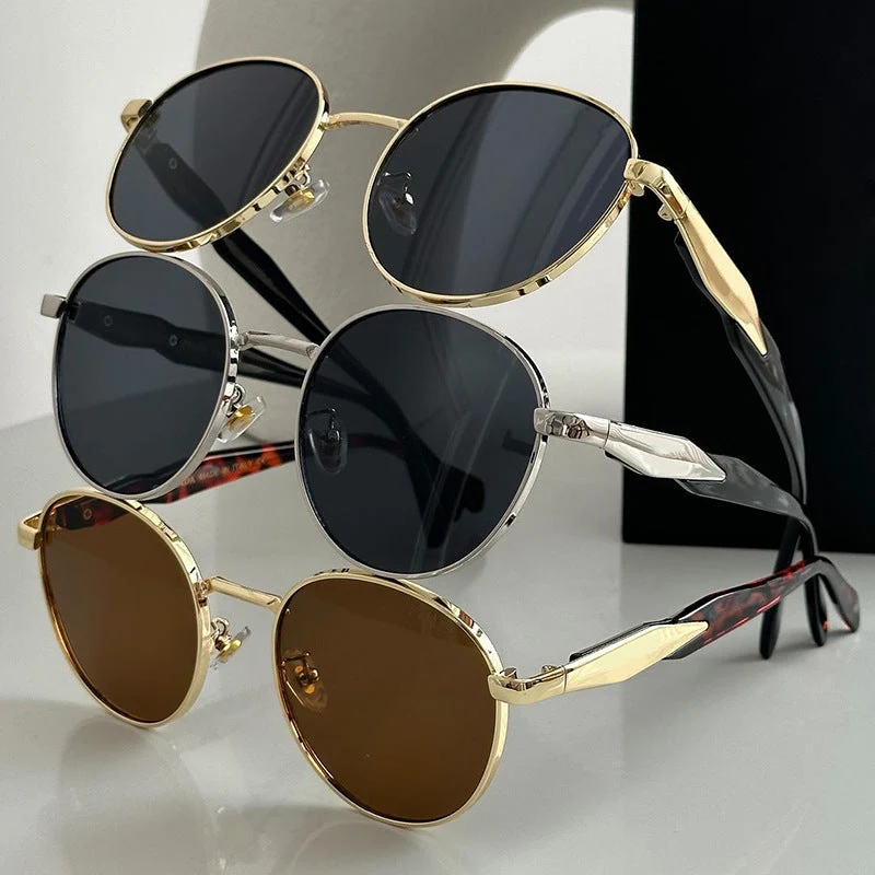 Dame rund solbrille med elegant, gyllen ramme og UV-beskyttelse Luvikno