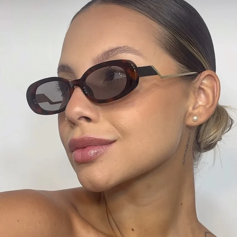 Dame retro-inspirert solbrille med moderne design og markant ramme Luvikno