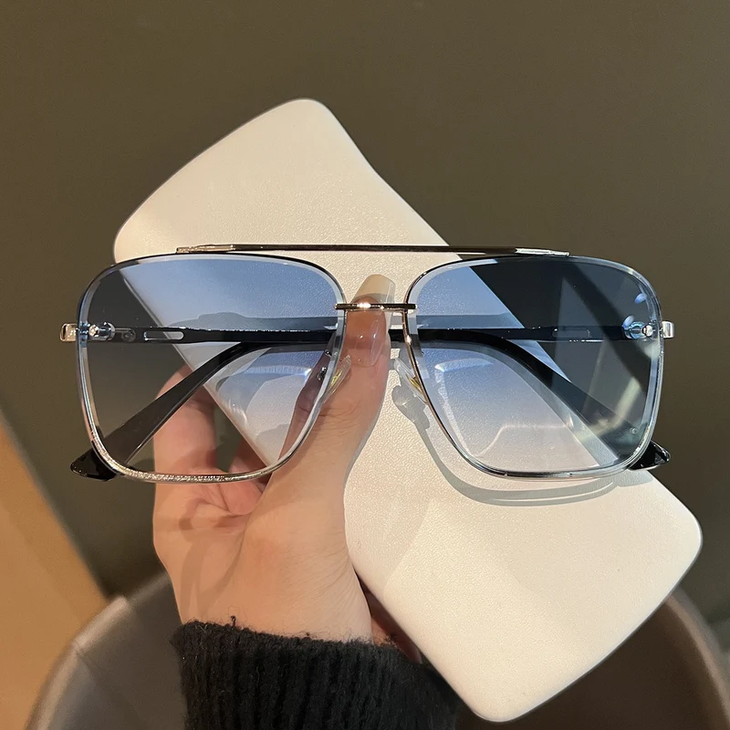 Dame kvadratisk solbrille med beskyttende glass og moderne metallramme Luvikno