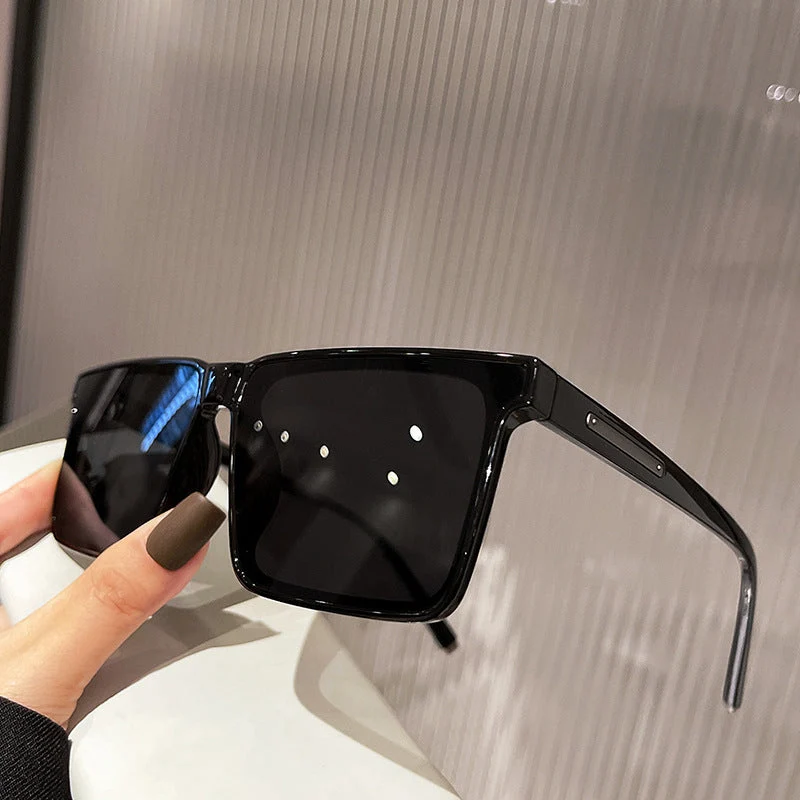 Dame kvadratisk solbrille med moderne, robust plastisk ramme Luvikno