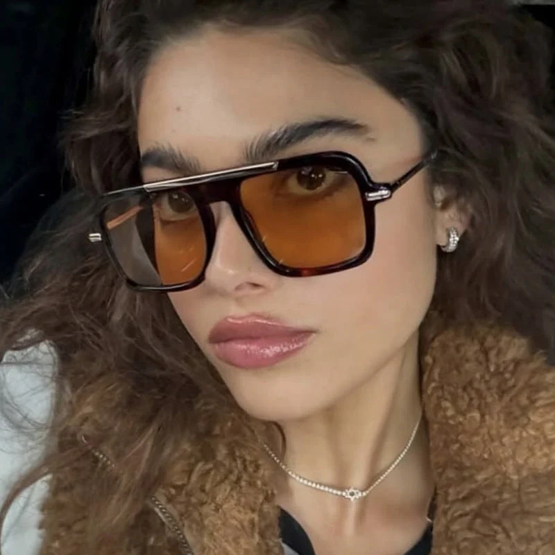 Dame kvadratisk solbrille med luksuriøs metallramme og robuste glass Luvikno