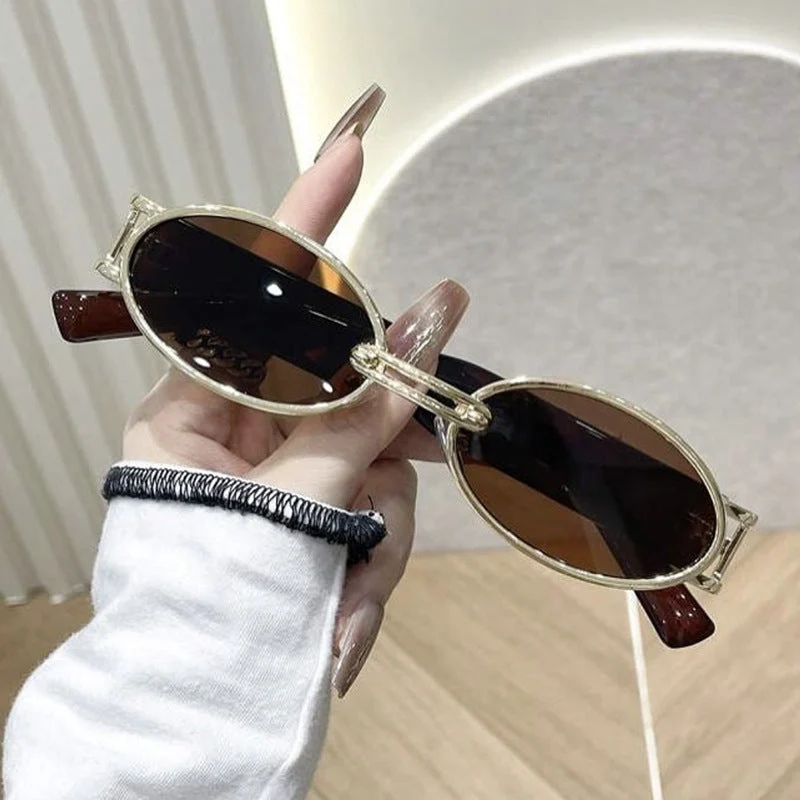 Dame ovalformet solbrille med gullige accenter og stilig ramme Luvikno