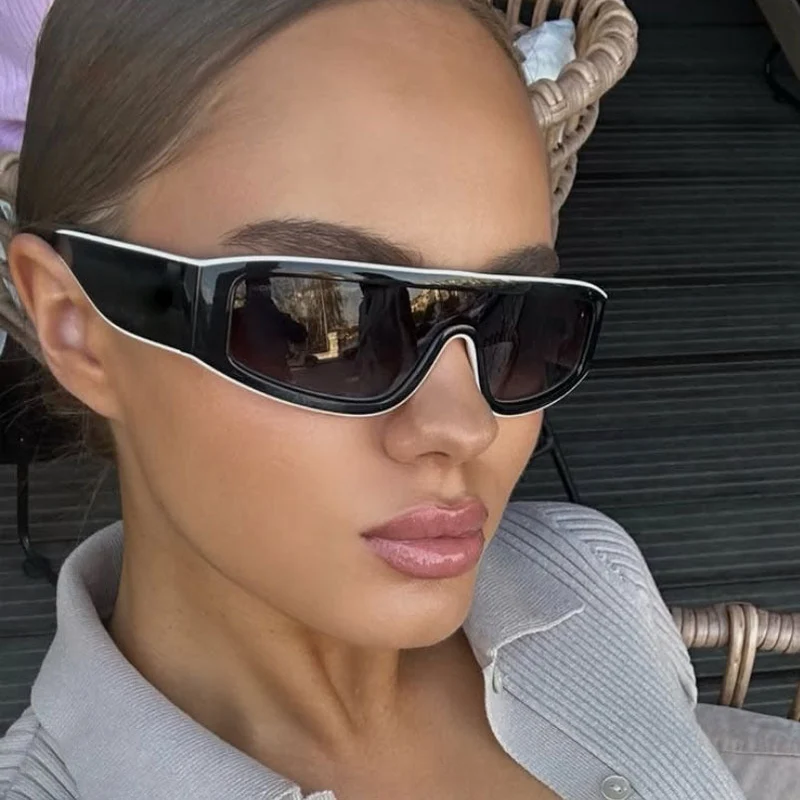 Damen moteriktig sports solbrille med innovativt design og bred ramme Luvikno