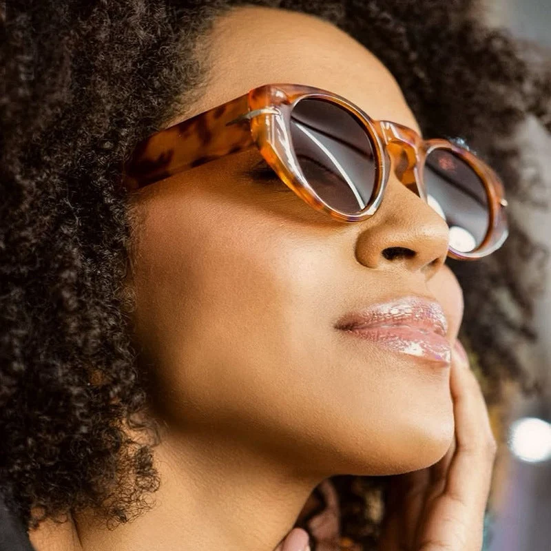 Dame moteriktig solbrille med unikt design og polariserende glass Luvikno