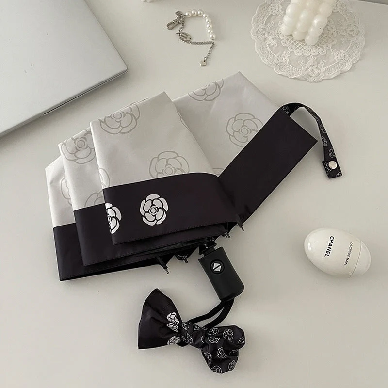 Dame elegant paraply med stilfullt blomsterdesign Luvikno