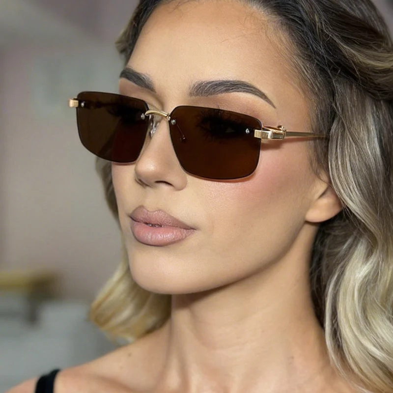 Dame moteriktig rektangulær solbrille med minimalistisk ramme Luvikno