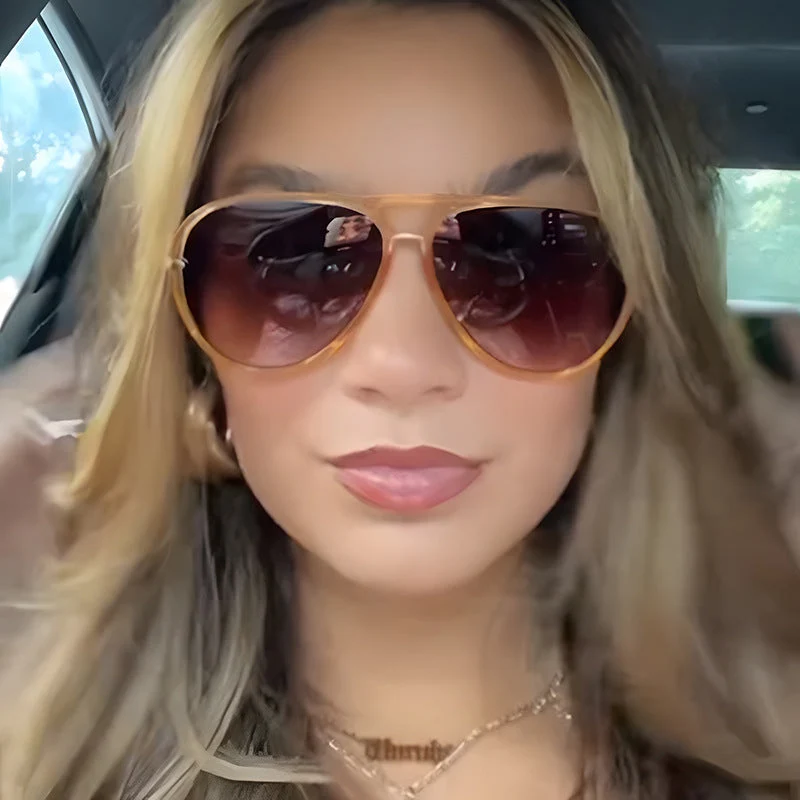 Dame moteriktig piloten solbrille med elegante metallakenter Luvikno