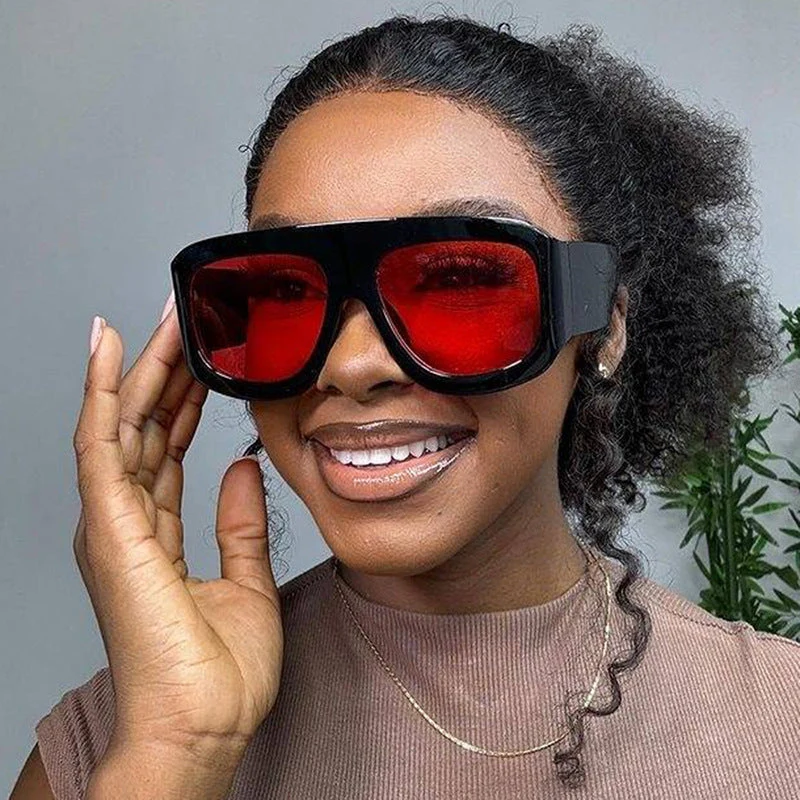 Damer moteriktige oversized solbriller med markant design Luvikno