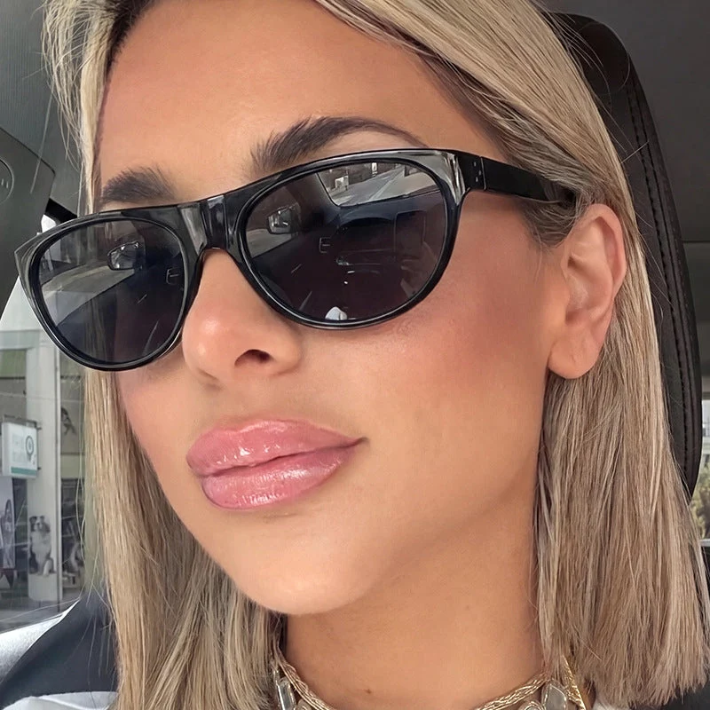 Dame moteriktig optisk brille med elegant kattøye-design Luvikno