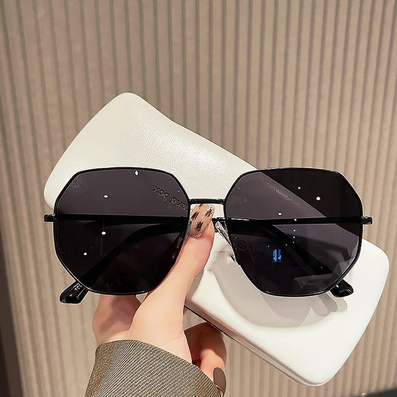 Dame moteriktig geometrisk solbrille med beskyttende UV-filter og stilfull innfatning Luvikno
