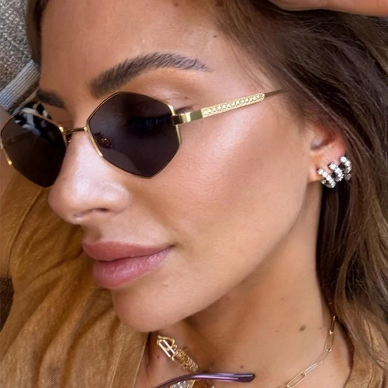 Dame hexagonal solbrille med elegante metallaksenter og UV-beskyttelse Luvikno