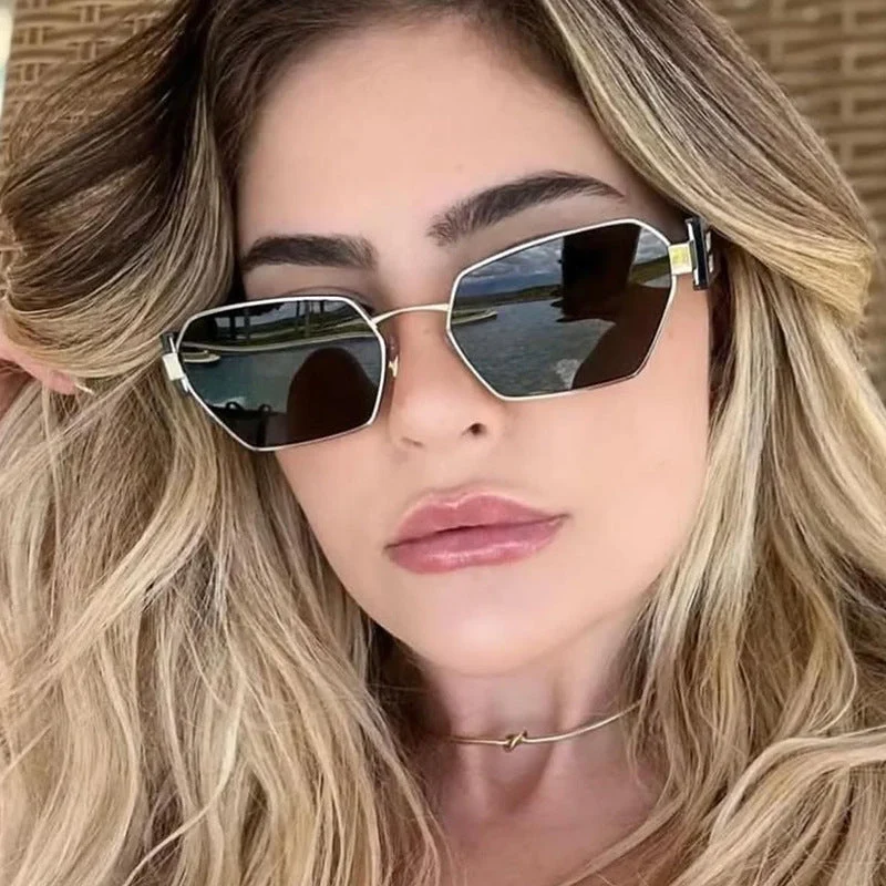 Dame heksagonal solbrille med elegant metallramme og beskyttende glass Luvikno