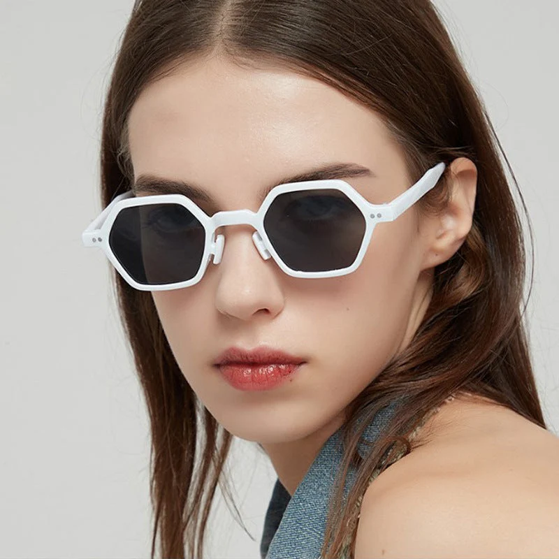 Dame heksagonal solbrille i moderne design med beskyttende linser Luvikno