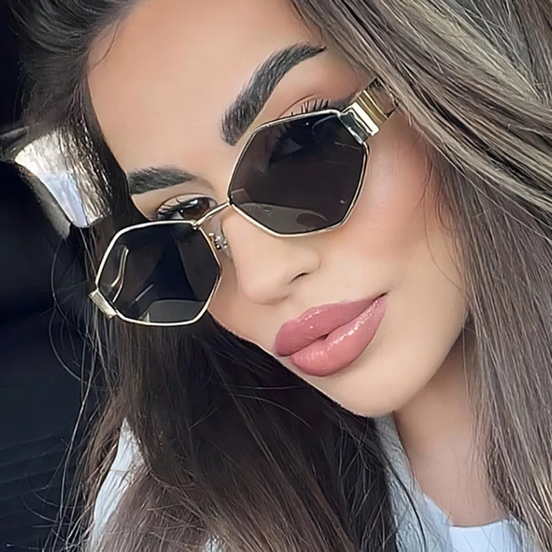 Damen geometrisk solbrille med smal metallramme og polarisert glass Luvikno