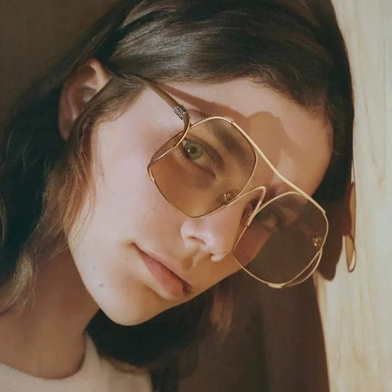 Dame geometrisk solbrille med smal metallramme og brune glass Luvikno
