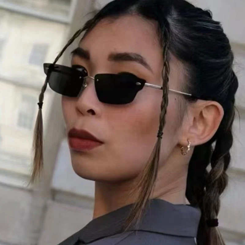 Dame geometrisk solbrille med filigranramme og transparente glass Luvikno