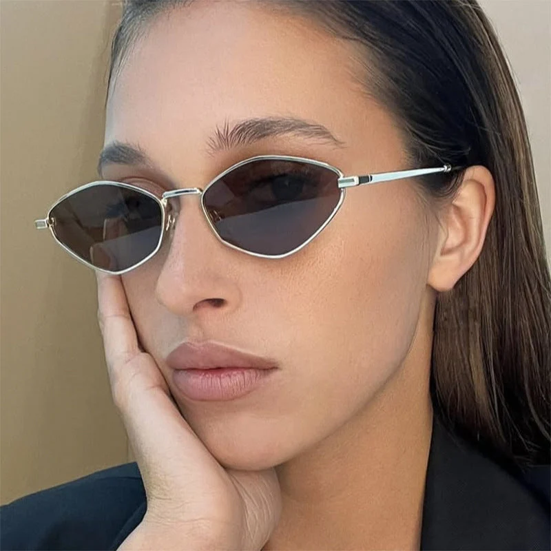 Dame geometrisk solbrille med fin metallramme og UV-beskyttelse Luvikno