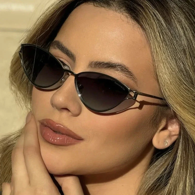 Dame Cat-Eye solbriller med beskyttende UV-filter og elegant metallramme Luvikno