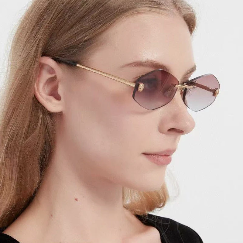 Dame geometrisk solbrille i moderne design med elegant metallramme Luvikno
