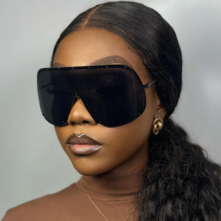 Damer futuristisk solbrille med stor ramme og innovativ design Luvikno