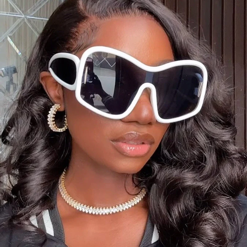 Dame futuristisk solbrille med ekstra bred design og beskyttende UV-filter Luvikno