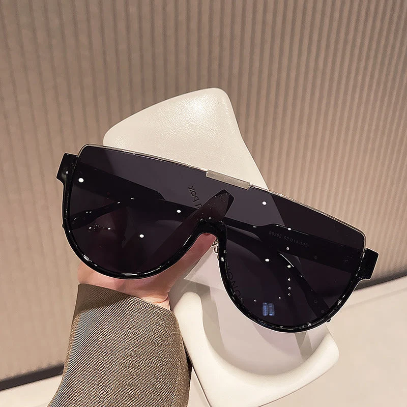 Damer futuristiske solbriller i sporty design Luvikno