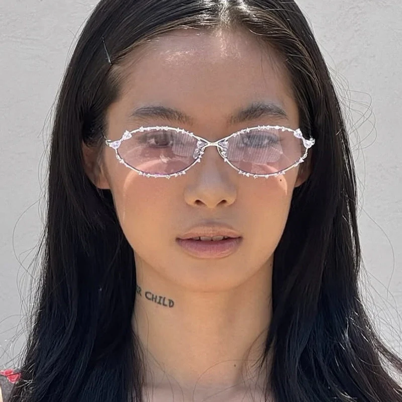 Dame eksklusiv solbrille med glitrende strass-dekor og elegant metallramme Luvikno