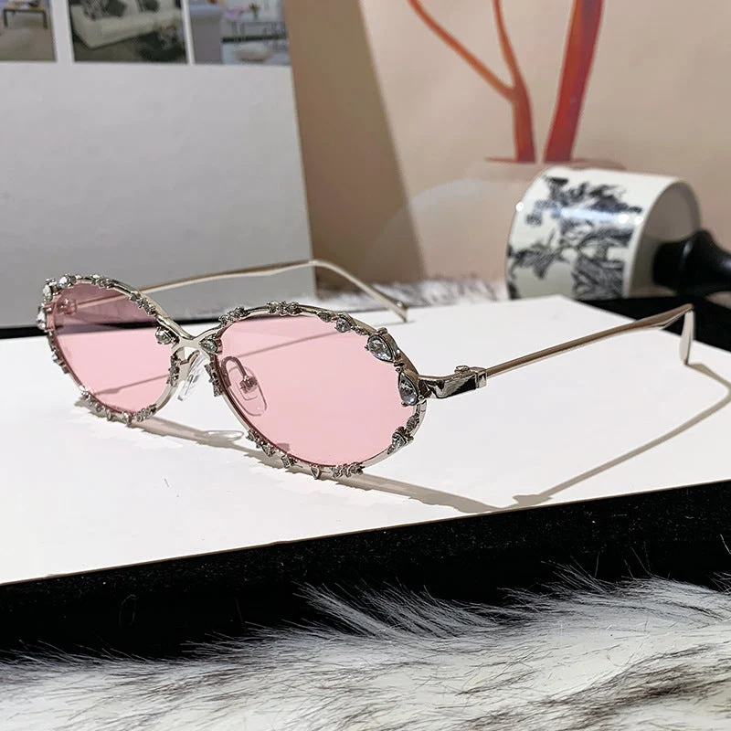 Dame eksklusiv solbrille med glitrende strass-dekor og elegant metallramme Luvikno