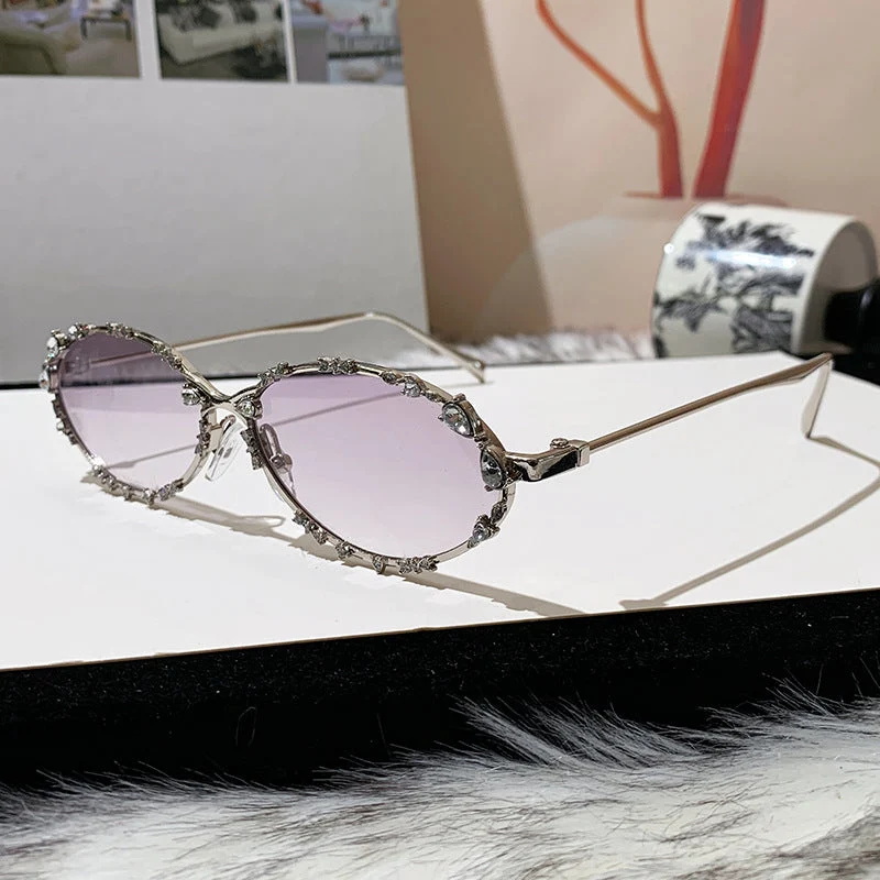 Dame eksklusiv solbrille med glitrende strass-dekor og elegant metallramme Luvikno
