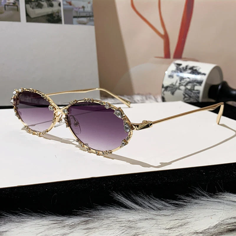 Dame eksklusiv solbrille med glitrende strass-dekor og elegant metallramme Luvikno