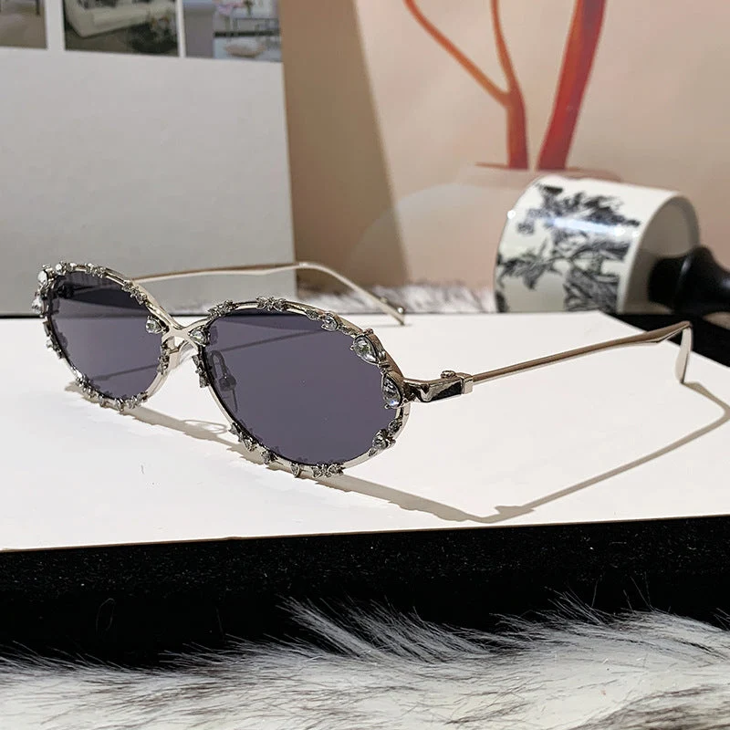 Dame eksklusiv solbrille med glitrende strass-dekor og elegant metallramme Luvikno