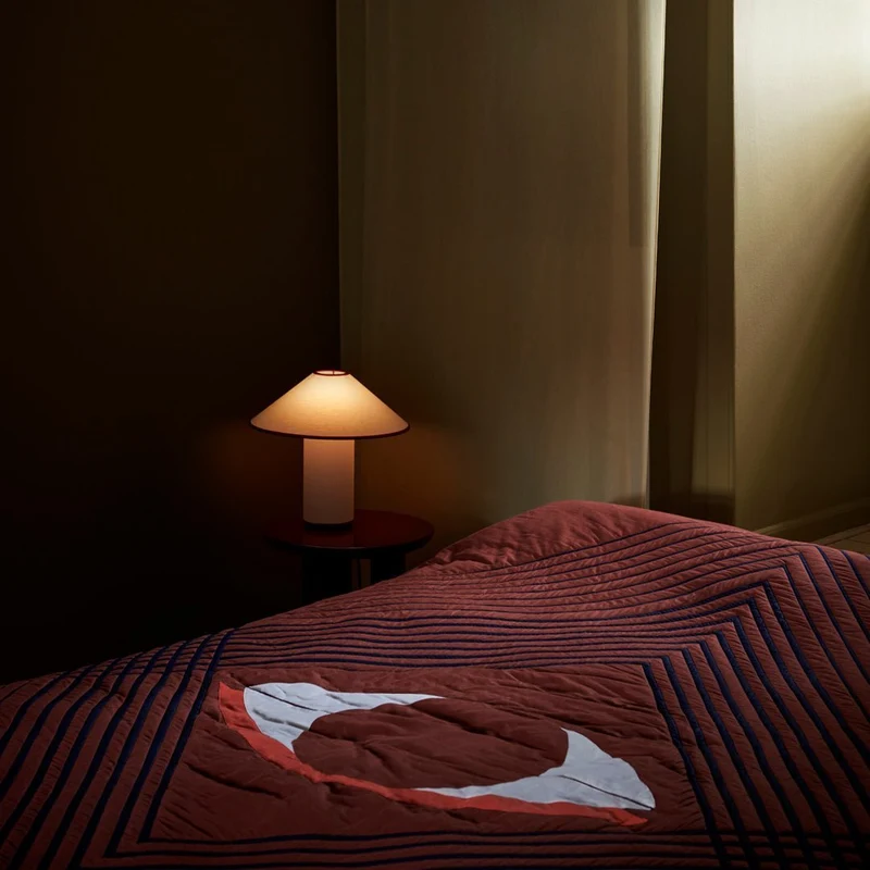 Bordlampe med tekstilskjerm – Lunara | Luvikno